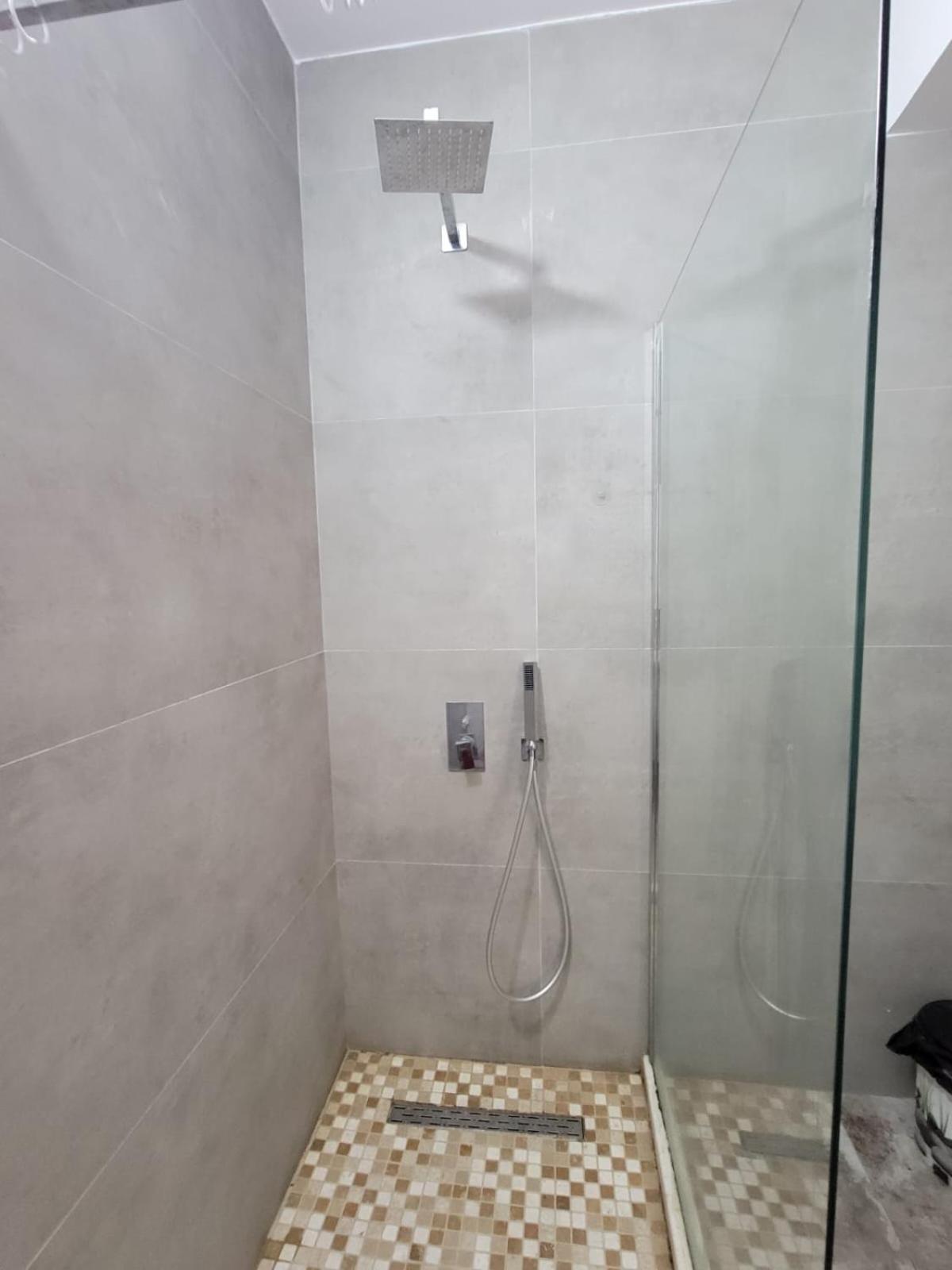 ティラナAjla Komuna Apartamentアパートメント エクステリア 写真